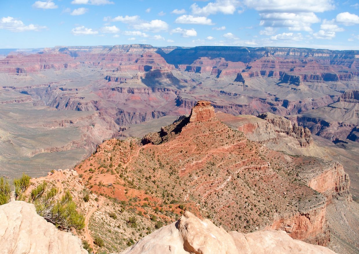 Ooh Aah Point earns its name. Below, the trail continues on.