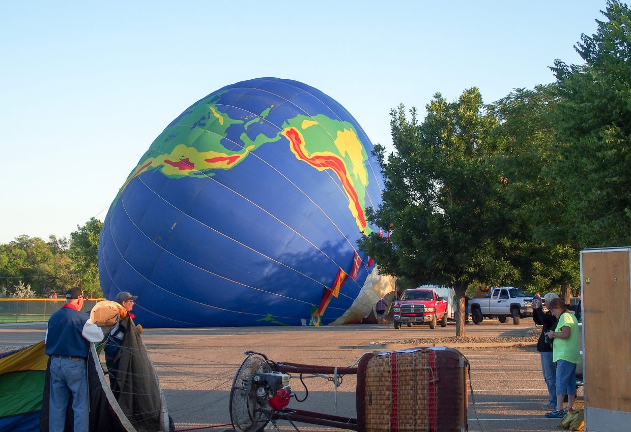 Balloon crews getting set up.